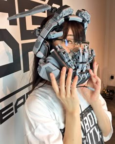 Between cyberpunk, cosplay and DIY, here are the impressive creations of the Japanese Hiroto Ikeuchi, who handcrafts wearable functional futuristic objects and accessories (2018-12-09) Diy Cyberpunk, Futuristic Objects, Cyberpunk Accessories, Cyberpunk Cosplay, Tech Gear