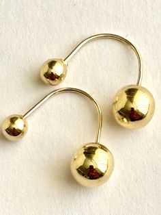 Boucles d'oreilles boules avant et arrière en or véritable 14 carats, fond vissé Art colombien Détails boucles d'oreilles Métal : or jaune 14 carats Petite boule : 3,3 mm Grosse boule : 5,3 mm Longueur : 14 mm Poids : 0,35 gramme - Un bon investissement car les objets en or massif 14 carats ne perdent pratiquement pas de valeur et augmenteraient en fait à long terme. * C'est une boucle d'oreille minimaliste très flatteuse, parfaite pour toutes les occasions. Emballage Chaque commande sera jolime Colombian Art, Gold Items, Minimalist Earring, Gold Fronts, Travel Jewelry Box, Mixed Metal Jewelry, Earring Organizer, Art Earrings, Ball Earrings