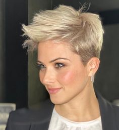 Messy Wheat Blonde Pixie for Straight Hair Badass Haircut, Edgy Haircuts, Peinados Fáciles Para Cabello Corto, Sassy Hair, Haircut And Color, Short Pixie Haircuts, Short Blonde, Pixie Haircuts