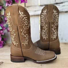 The price already INCLUDES taxes and shipping to anywhere in the United States. This is the SB-810 women's western boot, in sand color. The Crazy leather gives it unmatched robustness and texture, ideal for the classic structure of the Bulldog last. The design is adorned with flowers and cream white details that stand out on the shaft, offering a beautiful contrast. With a cowhide sole and leather lining, this boot guarantees comfort and durability, and is a testament to the excellence in the ma Boot Barn Boots, Boots Vaqueras, Mexican Boots For Women, Woman Cowboy Boots, Cowgirl Boots Aesthetic, Vaquera Boots, Takuache Girl Outfits, Western Boots For Women, Barn Boots