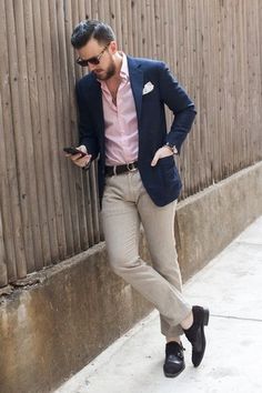 Look de moda: Blazer Azul Marino, Camisa de Vestir Rosada, Pantalón de Vestir de Lino Beige, Zapatos con Doble Hebilla de Ante Negros Business Casuals, Summer Business Attire, Mens Wardrobe Essentials, Shoes Business, Herren Style, White Jeans Men, Wedding Outfit Men