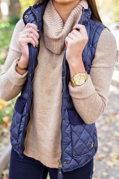 Adrette Outfits, Fall Fashion Coats, Vest Outfit, Blue Vest, Preppy Fall, Estilo Preppy, Quilted Vest, Fall Fashion Trends