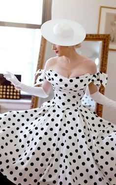 Meeting Celebrities, Polka Dot Dress Vintage, Vintage Fashion 50s, Dots Fashion, 1950 Fashion, Polka Dots Fashion, Rockabilly Fashion, Fashion Mistakes, Black Prom Dresses