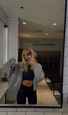 Comfy Cute Athletic Outfits, Sweatshirt Workout Outfit, Black And White Workout Outfit, Althetic Wear Outfits Fall, Aesthetic Athleisure Outfits, Where To Get Gym Clothes, Gym Fits Leggings, 170lbs To 130lbs Before And After, Work Out Girl Aesthetic