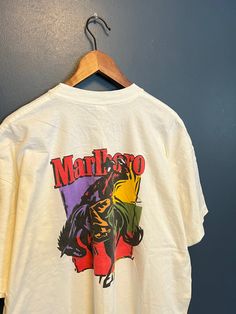 Vintage 90s Marlboro Man T-shirt 90 Style, 90s Tshirt, Mens Graphic Tee, Layout Design, Vintage Men, Vintage 90s, Mood Board, Mens Graphic, Tee Shirts