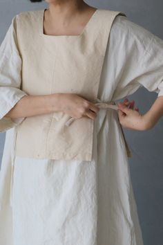 SASAKI-CHIHO (Antique linen) "Japanese antique cotton vest, white, it looks like a traditional clothes" Handmade by Chiho Sasaki Material:Antique cotton (Early 20th century of Japan) Color:Ecru-White Size Shoulder to shoulder: 15.3 inch (39 cm) Dress length: 14.9  inch (38 cm) Model:5'2"(157 cm) Thank you. Japanese Linen Fashion, Japanese Womens Fashion, Japanese Style Clothing, Deconstruction Fashion, Minimalist Clothes, Minimalist Streetwear, Japan Color, Japan Outfit, Vest Waistcoat