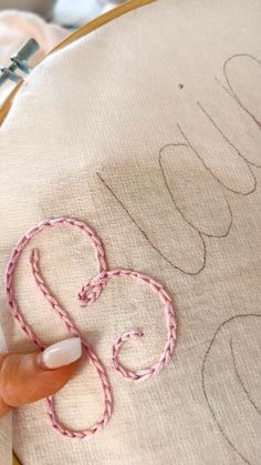 The Chain Stitch and How the Back Will Look! Embroidery Stitches Beginner, Basic Hand Embroidery Stitches, Simple Hand Embroidery Patterns, Embroidery Lessons, Diy Embroidery Designs, Seni Dan Kraf, Kitchen Outdoor, Sew Ins