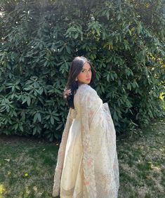 Eid Outfit Picture Ideas, Salwar Kameez Poses, Eid Photo Inspiration, Desi Outfit Pose Ideas, Ethinic Wears Poses, Eid Day Pictures Poses, Pose For Eid Pictures, Desi Poses For Eid, Desi Outfit Photo Ideas