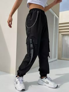 Cargo Pants With Chain, Chain Pants, Black Cargo Pants, Tomboy Style Outfits, Black Cargo, Style Noir, Women Cargos, Tomboy Fashion