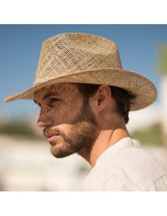 La moda cowboy en los sombreros se encuentra desde hace ya varias temporadas en las pasarelas así como en el streetstyle. Normalmente los sombreros de estilo cowboy están hechos de materiales asociados con el frio y el invierno pero en Raceu hemos decidido dar la vuelta al concepto y crear un sombrero cowboy totalmente veraniego.     Sombrero Cowboy fabricado con algas marinas La moda cowboy en los sombreros se encuentra desde hace ya varias temporadas en las pasarelas así como en el street Hat Men Outfit, Sombrero Cowboy, Mens Straw Hats, Cowboy Fashion, Hats Cowboy, Mens Cowboy Hats, Dallas Cowboys Hats, Marine Algae, Chapeau Cowboy