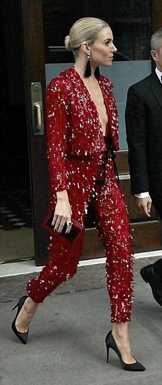 Deep v jumpsuit Sienna Miller Style, Sequin Suit, Sienna Miller, Looks Street Style, Looks Chic, Inspired Outfits, Primavera Estate