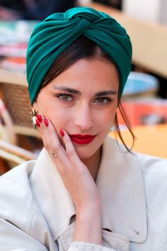 Green crossed TURBAN Tie A Turban, Exotic Fashion, Pretty Fabric, Turban Headbands, Turbans, Retro Chic, Look Plus, Intense Colors, Retro Look