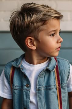 Explore 10 cute and trendy boys' haircut ideas for kids to give your little one a fresh and stylish look. Find inspiration for your next haircut appointment! Trendy Little Boy Haircuts, Boys Straight Haircut Kids, Kids Hair Cuts Boys, Kids Boy Haircut, Biy Haircuts, Shaggy Boys Haircut Kids, Little Boy Haircut Long, Toddler Haircut Boy