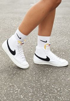 Nike - Calzado de gimnasia para mujer, Blanco/Negro-vela Blazer Mid 77 Outfit, Nike Blazer Mid 77 Outfit, Nike Blazers Outfit, Sneaker Trend, Baskets Nike, Nike Air Shoes