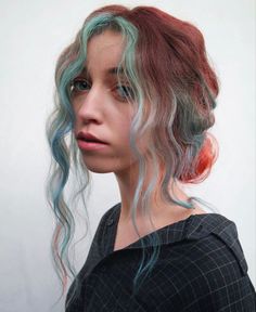 Corporate Colored Hair, Unquie Hair Color, Cool Hair Colour Ideas, Short Hair Dye Ideas Pixie Cuts, Creative Color Hair, Angel Ring Hair, Unnatural Hair Color Ideas, Orange Blue Hair, Creative Hair Color Placement