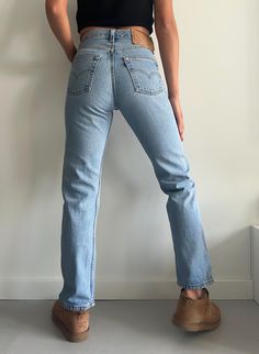 Beautiful vintage Levis 501 - lovely light blue wash - great vintage condition - 90s - Made in USA Measurements: Waist flat: 34 cm Hips: 51 cm Rise: 28 cm Inseam: 76 cm Full length: 100 cm Material: 100% Cotton (jeans do not stretch) - Excellent vintage condition, tiny flaw near button fly (shown in photos). - Tag size W28 L30 - Made in USA in '98 Classic Levi's 6501 women's jeans, a rare and iconic version of the 501 tailored specifically for women. Made in the USA in the early 1990s, the jeans 90s Style Light Wash Bottoms For Everyday, Levis Jeans Women, Levi 501 Jeans Women, Levis 501 Women, Women 90s, Levi 501, 90s Jeans, Vintage Levis 501, Levi Jeans Women