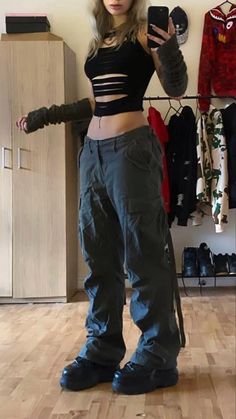 Grunge Fashion Y2k, Y2k Outfits Poses, 2024 Y2k Fits, Yk2 Aesthetic Outfits Summer, Yk2 Outfit Ideas, Edgy Baggy Outfits, Messy Tucked In Shirt, Style Inspiration Y2k Grunge, Hot Grunge Outfits Edgy