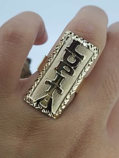 Anillo personalisado con placa y nombre sobrepuesto para El o para Ella al gusto del cliente en Oro de 14K garantizado. Las medidas son 30mm de largo con 16mm de ancho. Cual quier pregunta que tenga mandenos un mensaje.. 14k gold ring with personalized plaque with his or her name. Measurements 30 MM in length and 16 MM in width for any other question feel free to ask? Gold Rings With Names, Mexican Gold Rings, Gold Rings Mexican, Mexican Jewelry Gold With Name, Custom Name Initial Ring In 14k Gold, Big Gold Rings, Gold Ring Ideas, Gold Mexican Jewelry, Name Rings Gold