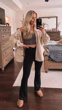 Yoga Flare Pants Outfits, Black Flared Leggings Outfit, Flare Pants Outfits, Black Yoga Pants Outfit, Outfits With Flares, Flare Leggings Outfit, Flare Outfit, Yoga Flare Pants