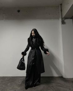 Winter Gothic Outfits, Modest Goth Outfit, Black Goth Outfits, Casual Vampire Outfits, Classy Goth Outfits, Classy Vampire, Romantic Goth Fashion, Vamp Outfit, Goth Outfits Winter