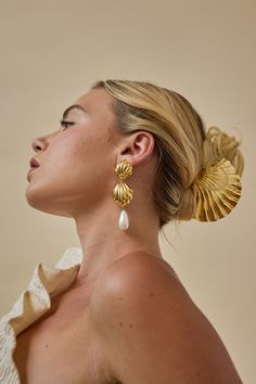 Channel your inner coastal goddess with our Serena Pearl Earrings. These stunning seashell drop earrings feature a teardrop pearl, adding a touch of elegance to your look. Hypoallergenic and carefully crafted, these earrings are both stylish and gentle on your skin. Elevate your style with these luxurious and exclusive earrings. Made in NYC. Luxury Accessories Aesthetic, Pearl Aesthetic Fashion, Pearl Earrings Aesthetic, Earring Photoshoot, Senior Dresses, Pearl Jewellery Designs, Statement Bridal Jewelry, Statement Wedding Earrings, Exclusive Earrings