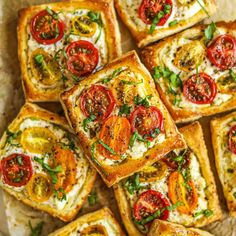 13 Finger Food Appetizer Bites That Will Impress Your Holiday Party Guests Tomato Tartlets, Tomato Tarts, Puff Pastry Recipes Savory, Sommer Mad, Cheesy Appetizer, Puff Pastry Appetizers, Pastry Appetizer, Tomato Tart, Pastry Tart