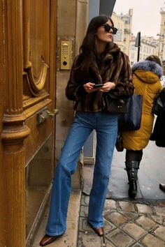 Moda Over 40, Popular Jeans, Flare Jeans Outfit, Black Bootcut Jeans, Jeans Trend, Chique Outfit, Looks Jeans, French Girls, Vogue Australia