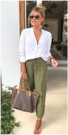 Mode Over 50, Wardrobe Essentials For Women, Green Linen Pants, Stylish Outfits For Women Over 50, Clothes For Women Over 50, Over 60 Fashion, 50 Style, Mode Casual, 60 Fashion