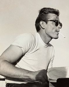 James Dean photographed by Floyd McCarty on a lunch break on the set of Rebel Without a Cause (1955). James Dean Style, A Streetcar Named Desire, Lana Del Rey Vinyl, Workwear Vintage, Marlon Brando