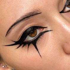 Grafik Eyeliner, Geometric Halloween, Editorial Make-up, Teknik Makeup, Make Up Diy, Fantasy Make-up, Fashion Editorial Makeup, Halloweenský Makeup, Make Up Designs