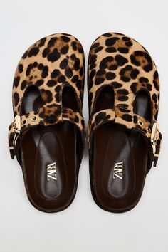 ANIMAL PRINT LEATHER CLOGS Trendy Amazon Finds, Leopard Print 2024, Trendy Shoes 2024, Custom Birkenstocks, Comfortable Work Shoes Women, Animal Print Clothes, Clog Outfit, Shoes For Fall