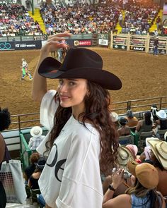 Rodeo Inspo Pics, Rodeo Instagram Pictures, Rodeo Pictures Ideas, Cowboy Hats Aesthetic, Rancho Outfit Mexican, Cowboy Hat Outfit Woman, Fort Worth Rodeo, Rodeo Pics, Cowgirl Photoshoot