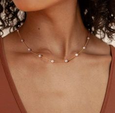 Gold chain necklace with pearls. Matches everything. Perfect wedding jewlery! Pearl Necklace Simple, Pearls Choker, Simple Pearl Necklace, Necklaces Women, Pearl Chain Necklace, Necklace Cute, Necklace Elegant, Pearl Necklaces, Pearl Choker Necklace