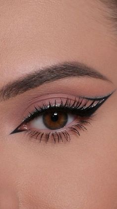 Makeup can be such a fun way to express yourself! Whether you're going for a natural look or something bold and dramatic, there are endless possibilities to play with. What kind of makeup look are you interested in creating? Machiaj Smokey Eyes, Tutorial Eyeliner, New Year's Makeup, Glam Makeup Tutorial