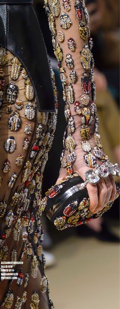 Alexander McQueen Fall18 Details #FashionTrendsEditorial Embroidery Ideas Clothes, Embroidery Clothes, Trendy Embroidery, Ideas Clothes, Couture Mode, Couture Details, Looks Street Style, Embroidery Fashion