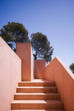 concrete stairs leading up to the top of a building