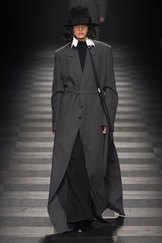 Ann Demeulemeester Fall 2022 Ready-to-Wear Fashion Show | Vogue Paris Fashion Week Runway, Runway Fashion Couture, Vogue Russia, Winter 2022, Fall 2022, Fashion Show Collection, Couture Fashion, Modest Fashion