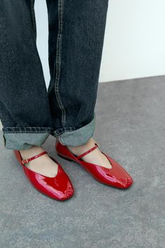 PATENT EFFECT FAUX LEATHER MARY JANES Red Flats Outfit, Red Heels Outfit, Flats With Ankle Strap, Patent Ballet Flats, Blazers Shoes, Flats Outfit, Jeans Cargo, Red Heels, Mary Jane Flats