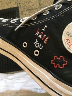 Converse Embroidery Diy Easy, Quotes On Converse, Converse Shoe Art, Converse Writing On Shoes, Writing On Converse, Drawing On Converse Ideas, Converse Designs Ideas, Converse Embroidery Ideas, Converse Decorated