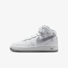 High Top Air Force, How To Wear Sneakers, Trainers Nike, Mens Yeezy, Nike Snkrs, Nike High Tops, Nike Airforce 1, Nike High, Air Force 1 Mid