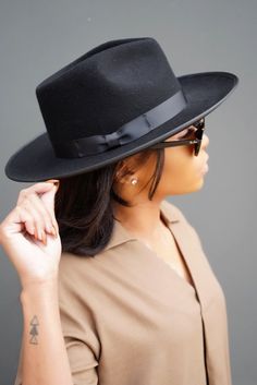 The Monroe is one of our new felt rancher hats released for the new season. This women's rancher hat has a brim and crown trimmed with tonal grosgrain ribbon and a slightly curled up brim. The Monroe has a 3" (7.5cm) brim + 4.5" (11.5cm) crown and is made of 100% Australian wool. Womens Western Hat, Rancher Hats, Womens Western Hats, Ladies Hats, Sleek Dress, Rancher Hat, American Western, Fedora Hats, Elegant Hats