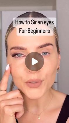 Beginner Cat Eye, Elegant Green Eye Makeup, Glass Look Makeup, Easy Natural Eye Makeup Everyday Look Eyeshadow Tutorials, Easy Eye Makeup For Green Eyes, Eye Makeup For Short Hair, Clubbing Makeup Night, Easy Office Makeup, Everyday Eye Makeup For Green Eyes