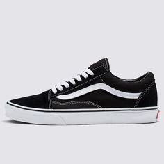 The Old Skool was our first footwear design to showcase the famous Vans Sidestripe—although back then, it was just a random doodle drawn by founder Paul Van Doren. Since its debut in 1977, this low-top silhouette has established itself as an icon in the skate, music, and fashion scenes. From 90s street skaters and punks to current hip hop and fashion legends, the Old Skool Primary has consistently been the go-to shoe for creatives who do things their own way. Iconic low-top, Sidestripe™ shoe Dur Street Skater, Vans Vintage, Reflective Shoes, Old School Vans, Tenis Vans, Old Skool Black, Vans Store, Pretty Shoes Sneakers, Van Doren