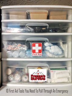 Home First Aid Kit Organization, Home Medical Kit, First Aid Storage, First Aid Kit Storage, Mom Organization, Prepping Supplies, Prepper Supplies, Survival Preparedness, Emergency Essentials