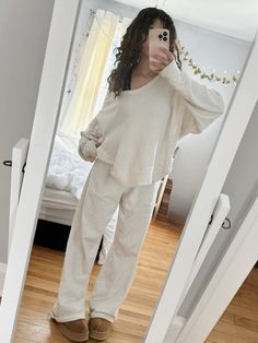 White oversized waffle sweater from aerie offline, white anastasia sweatpants from brandy melville, disquette platform uggs Aerie Outfits, Uggs Tasman, Casual Dinner Outfit Summer, Going Out Outfits Casual, Amsterdam Outfit, Dinner Outfit Fall, Uggs Outfits, Outfit With Uggs, Cute Thanksgiving Outfits