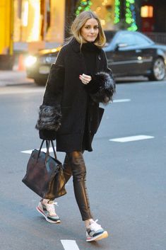 Top Looks: La semana de las celebrities - Olivia Palermo | Galería de fotos 5 de 18 | Glamour Casual Chique Stijl, Weekend Mode, How To Wear Sneakers, Mode Tips, Coats Fashion