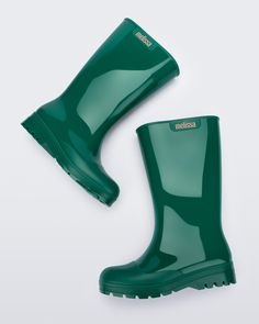 Meet Welly. Melissa’s take on galoshes, these bubble-gum scented boots will let you splish-splash around in waterproof style. On those chance-of-rain-or-sleet days, don’t forget Welly. Made of 100% Melflex PVC, they’re recyclable and sustainable to boot! Rain Boot Outfit, Green Rain Boots, Light Grey Leggings, Punk Love, Punk Movement, Garden Boots, Splish Splash, Viktor & Rolf, Style Upgrade