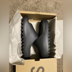 Adidas Yeezy Slides Yeezy Onyx Slides Outfit, Onyx Yeezy Slide Outfit, Onyx Yeezy Slide, Yezzy Shoes Women, Yeezy Slippers, Yeezy Slides Outfit, Adidas Yeezy Slides, Adidas Brown, Adidas Shoes Yeezy