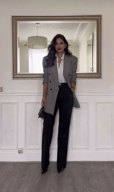 Outfit Formal Mujer, Old Money Fashion, Interview Outfits Women, Money Fashion, Lawyer Outfit, Business Attire Women, Corporate Attire, Professional Outfits Women