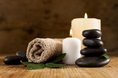 Arreglo de spa con velas y toalla | Free Photo #Freepik #freephoto #belleza #spa #salud #decoracion Diy Massage Oil Recipes, Body Oil Recipe, Diy Massage Oil, Massage Oils Recipe, Diy Massage, Spa Items, Neroli Essential Oil, Hot Stone Massage, Stone Massage